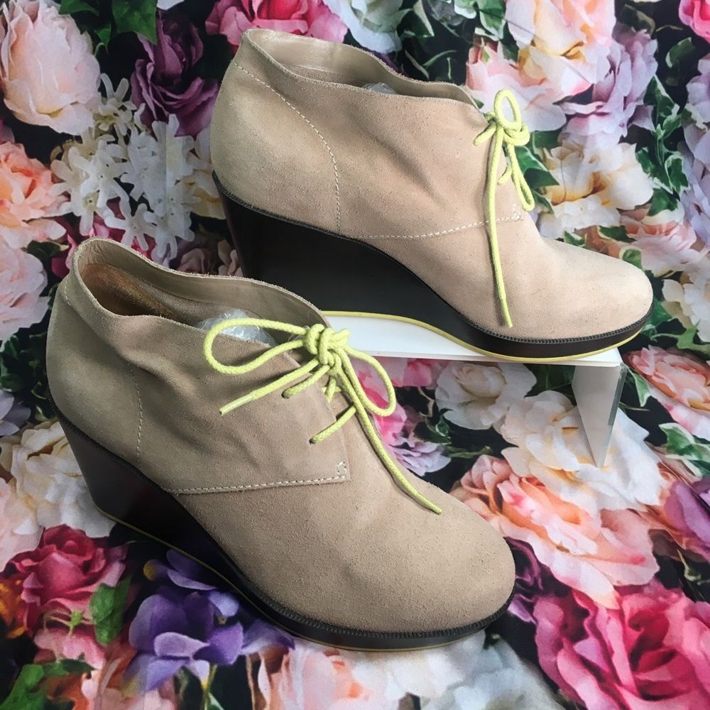 Kenneth Cole sz 7.5 Cream suede green laces Dark brown wedge booties ankle boots